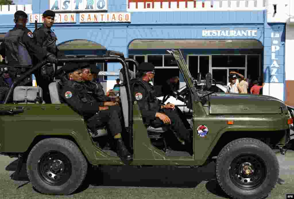 Soldados de las Tropas Especiales cubanas patrullan el sábado 24 de marzo de 2012 los alrededores del altar preparado para la misa que oficiará el papa Benedicto XVI el próximo lunes en la Plaza de la Revolución Antonio Maceo,