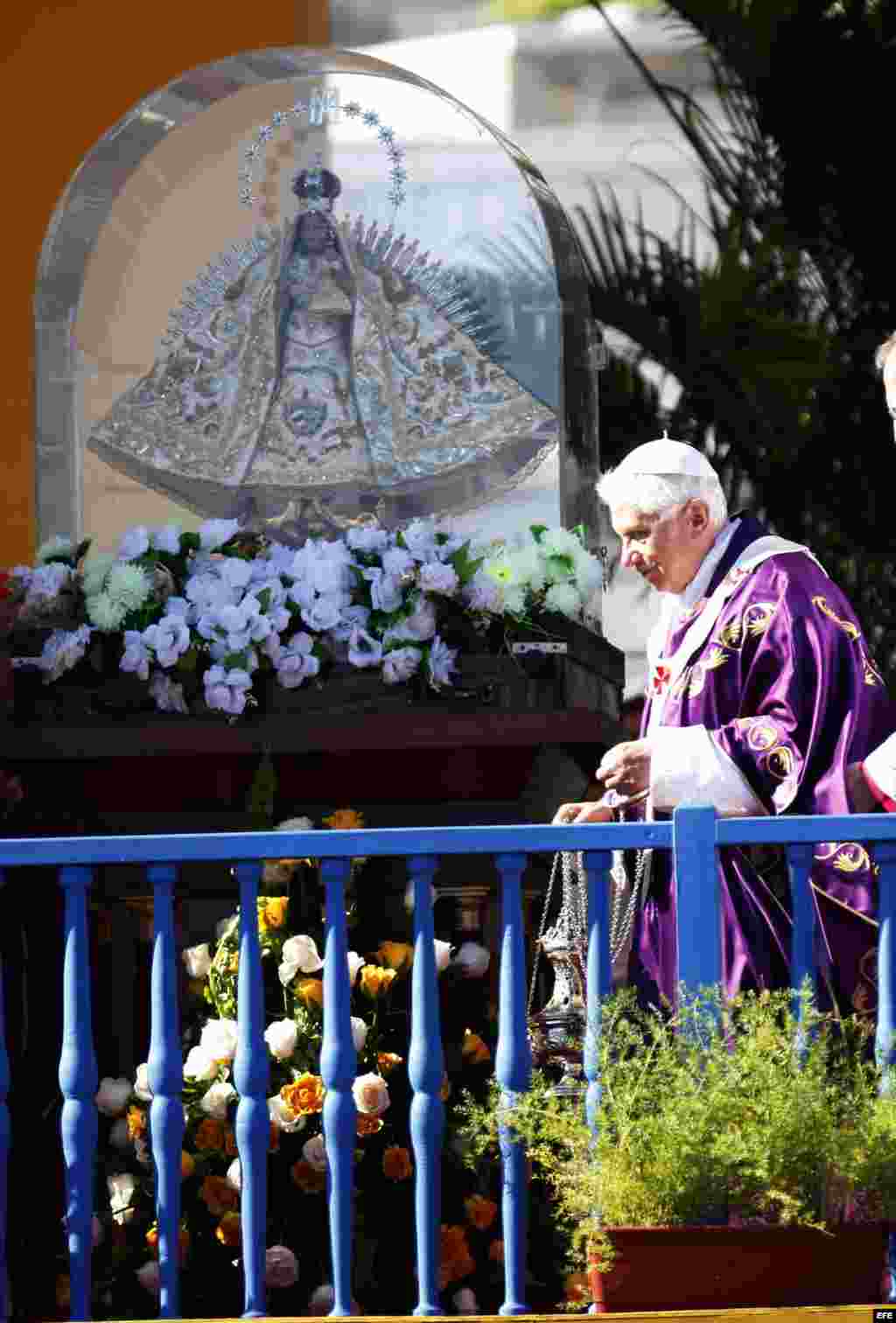 El papa Benedicto XVI oficia una misa multitudinaria hoy, miércoles 28 en la Plaza de la Revolución José Martí, en La Habana.